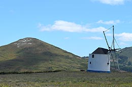 Moinho da Malveira com vista para o monte